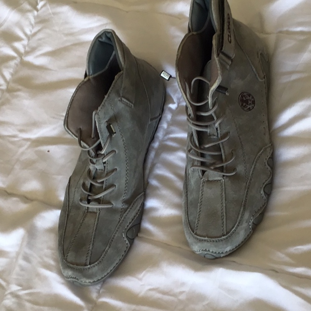 Men’s Clohoo size 10.5 new never worn suede